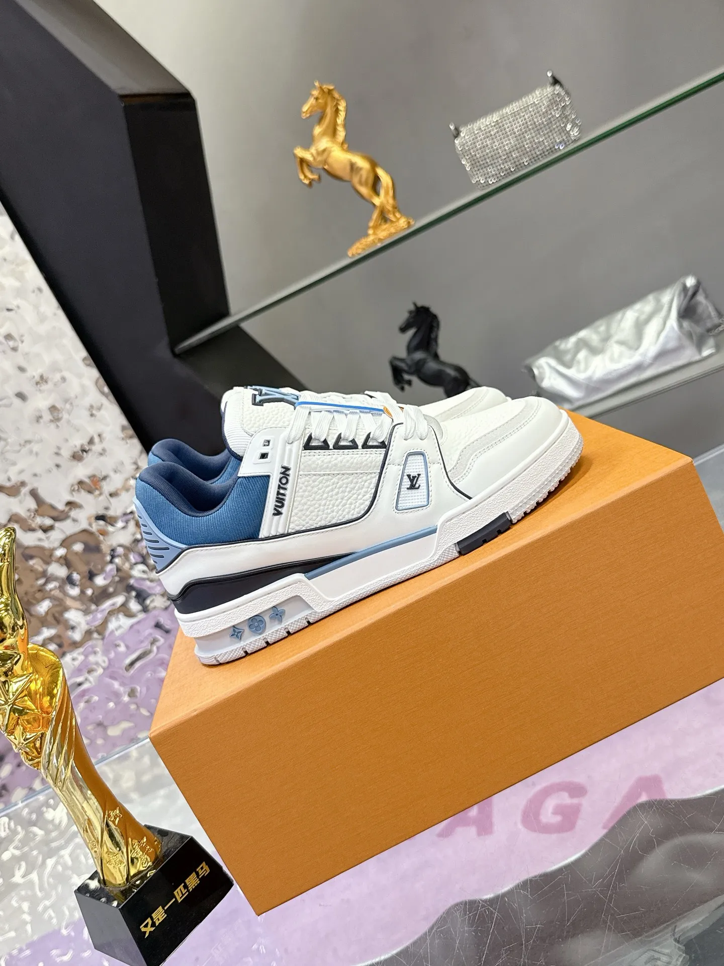 Factory price: 760💰 (latest color) This LV Trainer sneaker is made of grained cow leather, and uses vibrant colors to pay tribute to Virgil Abloh’s original classic inspired by retro basketball shoes. The upper is embellished with rubber LV letters and Vuitton logo, and the outsole is decorated with Monogram flowers. Exquisite packaging at the delivery counter🛍📦 ▪️Fabrics: Original customized first-layer cowhide ▪️Inner lining: Original customized breathable mesh lining ▪️Outsole: Original molded two-color TPU combination outsole ▪️Sole thickness: 3CM ▪️Size: Women's 35-40 Men's 38-46